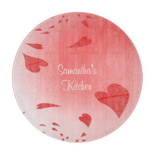 Coeurs sur la planche à découper faite sur