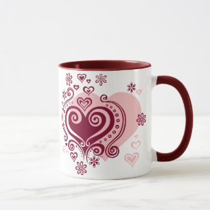 Coeurs tourbillonnants et tasse de fleurs