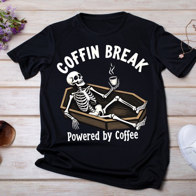 Coffin Break, Powered by Coffee Skeleton T-Shirt (Créateur téléchargé)