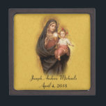 Coffret A Bijoux Catholique Traditionnelle Marie Communion sacremen<br><div class="desc">Cette boîte à bijoux traditionnelle personnalisée de la première sainte communion a une belle image de Notre-Dame du Saint-Sacrement. Cela peut être facilement customisé avec le nom et la date du célébrant. Ce serait un endroit idéal pour stocker tous les petits cadeaux et souvenirs de cette occasion spéciale.</div>