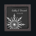 Coffret A Bijoux Flocon de neige noir et blanc Mariage hivernal<br><div class="desc">Customisez la boîte cadeau de mariage d'hiver Black and White Snowflake avec les noms personnels de la mariée et du marié et leur date de mariage à thème d'hiver Décembre, Janvier ou Février. Créez un cadeau de mariage de gardien personnalisé pour les jeunes mariés ou remerciez-vous pour vos hôtesses mariages,...</div>