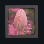 Coffret A Bijoux Mariage de printemps de Tulipe de jardin rose<br><div class="desc">Customisez la jolie boîte cadeau Mariage de tulipe de jardin rose avec les noms personnels de la mariée et du marié et spécifique Mars, Avril ou Mai date de cérémonie de mariage de printemps pour créer un cadeau de conservation pour la mariée ou ses demoiselles d'honneur et fête de mariage....</div>