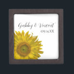 Coffret A Bijoux Mariage de tournesol jaune<br><div class="desc">Customisez la jolie boîte cadeau Mariage de tournesol jaune avec les noms personnels de la mariée et du marié et la date de cérémonie de mariage spécifique pour créer un cadeau de conservation pour la mariée ou ses demoiselles d'honneur. Cette belle boîte à cadeau mariage fleurie présente une fleur de...</div>