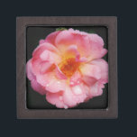 Coffret A Bijoux Pink Rose w/ Dew Drops Black Background<br><div class="desc">Rose rose avec gouttes de pluie Arrière - plan noir Apportez la beauté de la nature à toutes les occasions spéciales avec cette Rose rose populaire, Parfait pour les fiançailles mariage, fêtes de mariée, anniversaires, anniversaires, fêtes de jardin Ajouter un texte sur Produits. Tout est entièrement personnalisable. Pour ajouter/modifier le...</div>