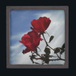 Coffret A Bijoux Roses rouges contre un ciel bleu vif<br><div class="desc">Red Roses Against a Bright Blue Sky Photo de Sandy Closs,  prise au lac Arrowhead. "rose rouge""roses rouges""rose rose""roses roses""mariages""cadeau d'amour""fleur rouge""fleurs rouges""fleurs rouges" rouge bleu rose "cadeaux aux roses"</div>