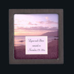 Coffret A Bijoux Sunset Beach Enregistrer la date<br><div class="desc">Une belle scène avec un coucher de soleil rose et mauve sur la plage. Ondes douces et sable doux. Customisez par l'ajout de noms et de date mariage.</div>