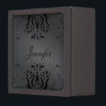 Coffret A Bijoux Texture métallique gris foncé et dentelle Vintage<br><div class="desc">Tons gris foncé texturé métallique look simple et élégant motif avec noir vintage orné et élégant dentelle et tourbillons floraux. monogramme personnalisé et facultatif</div>