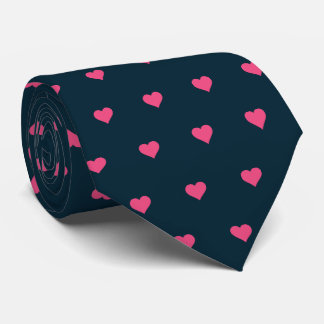 Col cravate bleu marine et coeurs roses
