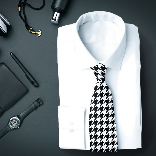 Col cravate classique à carreaux houndstooth noir  (A necktie with a B&W houndstooth pattern is featured on an assemblage of men's fashion accessories.)