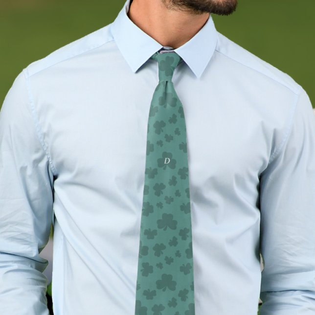 Col cravate motif feuille de trèfle vert chanceux  (We all need a bit of extra luck in our lives. With this shamrock tie, you'll get some (possibly))
