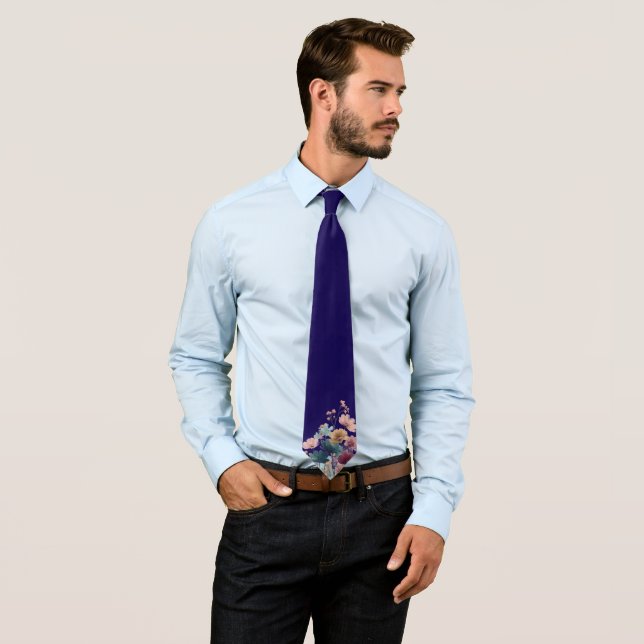 Col cravate Navy classique avec base florale vinta (En situation)