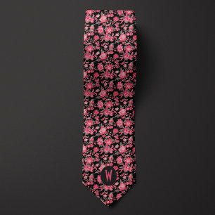 Col cravate rose sur fond noir à motif floral