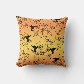Colibri et coussin à motifs floraux