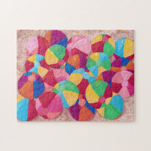 Collage de balles de plage colorées sur des puzzle