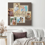 Collage de photos familiales Cadre en bois toile B<br><div class="desc">Collage photo de famille avec 6 de vos photos préférées, calligraphie et cadre en bois clair. Le modèle photo est prêt pour vous à ajouter vos photos, qui sont affichées en format paysage et portrait. La couleur arrière - plan et le mot "famille" sont de couleur marron et vous êtes...</div>