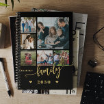 Collage photo de famille or noir moderne 2026<br><div class="desc">Photos familiales personnalisées simple script tendance or noir planner. Un joli cadeau personnalisé pour votre famille à l'occasion d'un anniversaire,  de Noël,  d'un Thanksgiving,  d'un réveil ménager ou toute autre occasion.</div>