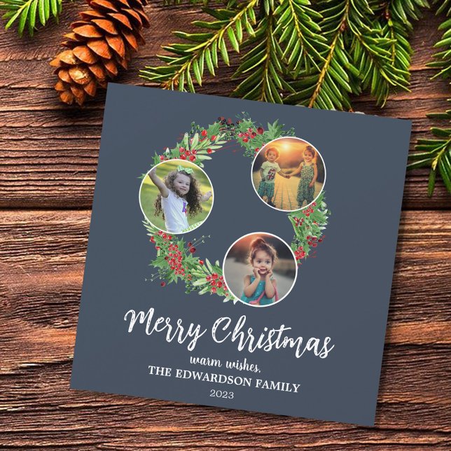 Collage photo de famille rustique Merry Carte de v (Rustic holly wreath Merry Christmas photo collage holiday card.)