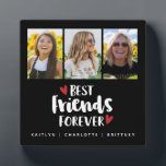 Collage photo des meilleurs amis Plaque<br><div class="desc">Un montage photo simple et moderne pour votre meilleur ami avec 3 photos et le titre Best Friends Forever avec le coeur sur un arrière - plan noir et personnalisé avec votre propre texte. Conçu pour vous par Blackberry Boulevard.</div>