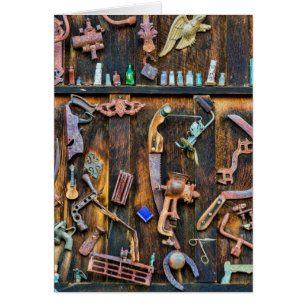 Collection d'antiquités sur le mur