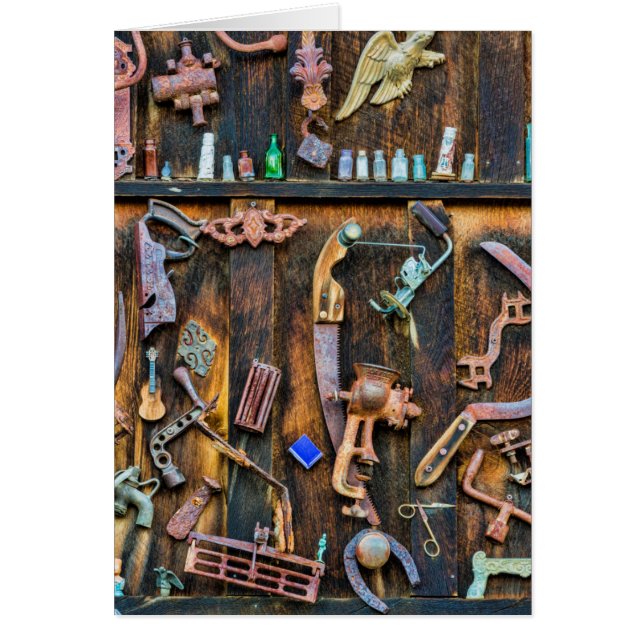 Collection d'antiquités sur le mur (Devant)