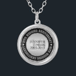 Collier 10E Anniversaire Mariage Métallique Argent Et Noir<br><div class="desc">Elégant collier commémoratif du 10e anniversaire du mariage avec texte personnalisable. Argent métallique et noir. Les accents de diamants blancs.</div>