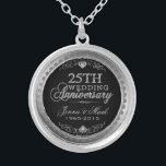Collier 25e anniversaire du Mariage Argent noir et diamant<br><div class="desc">Elégant 25e anniversaire mariage argent et diamants parties scintillant imprimer sur arrière - plan noir. Cadre rond aux tons argentés. Noms et années personnalisables.</div>
