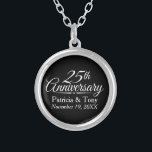 Collier 25e anniversaire du Mariage Personnalisé<br><div class="desc">Si vous avez besoin d'une année différente - autre que 25 ans,  s'il vous plaît contactez-moi. Noir et blanc traditionnel - Un cadeau parfait pour les parents ou grands-parents. Un souvenir que vous pouvez customiser.</div>