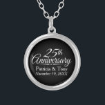 Collier 25e anniversaire du Mariage Personnalisé<br><div class="desc">Si vous avez besoin d'une année différente - autre que 25 ans,  s'il vous plaît contactez-moi. Noir et blanc traditionnel - Un cadeau parfait pour les parents ou grands-parents. Un souvenir que vous pouvez customiser.</div>