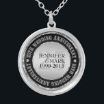 Collier 25E Anniversaire Mariage Métallique Argent Et Noir<br><div class="desc">Collier commémoratif élégant du 25e anniversaire du mariage avec texte personnalisable. Argent métallique et noir. Les accents de diamants blancs.</div>