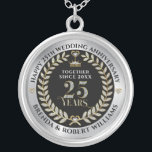 Collier 25e anniversaire mariage parties scintillant d'arg<br><div class="desc">Elégante parties scintillant blanche et or 25 ans mariage anniversaire avec argent métallique et arrière - plan noir. Modèle mariage argent personnalisable.</div>