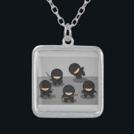 Collier 5 petits ninjas<br><div class="desc">5 mignons petits ninjas dans diverses positions et tenant une variété d'armes,  y compris un poignard,  quelques nunchucks,  et lancer des étoiles.</div>