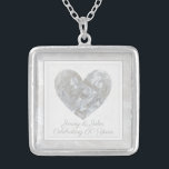 Collier 60e anniversaire de l'mariage du diamant<br><div class="desc">Collier personnalisé élégant datant du 60e mariage avec un design de coeur diamant. Le cadeau parfait pour un mari de donner à sa femme lors de la célébration de l'anniversaire de leur mariage de diamants pour que les enfants donnent à leur mère. Le collier peut être customisé pour montrer les...</div>