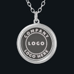Collier Ajouter un logo d'entreprise simple promotion<br><div class="desc">Améliorez votre identité de marque avec notre collier plaqué argent personnalisé, un accessoire étonnant qui allie harmonieusement style et professionnalisme. Montrez votre logo d'entreprise unique en toute forme imaginable, méticuleusement façonné à la perfection et élégamment suspendu d'une chaîne argentée lustrée. Ce n'est pas seulement des bijoux, c'est un emblème portable...</div>
