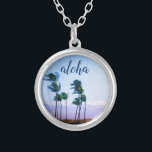 Collier Aloha Tropical Hawaii Palm Trees Purple Mountains<br><div class="desc">Aloha. Retournez aux brises chaudes des îles Hawaiiennes chaque fois que vous portez ce collier de charme photo chic, élégant, de palmiers verts soufflant doucement sur la Big Island. Ce collier se présente en petites, moyennes et grandes tailles, ainsi qu'en forme de carré et de cercle. Vous pouvez commander ce...</div>