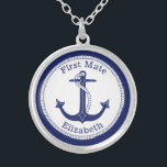 Collier Ancre Bleu Nautique Première Mate Personnalisée<br><div class="desc">Ce collier à thème nautique dispose d'une ancre au centre avec une bordure de corde et un bord bleu marine. Le texte "First Mate" est ci-dessus et ci-dessous est un nom que vous pouvez personnaliser.</div>