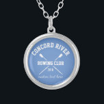 Collier Année personnalisée de nom d'équipe d'avirons de<br><div class="desc">Collier personnalisé d'aviron d'équipage comportant les avirons croisés et votre texte fait sur commande. Ajoutez votre nom de club, année, le texte fait sur commande (le nom de l'entraîneur, le nom du rameur, l'événement, etc.) fait une extrémité réfléchie du souvenir de saison, du cadeau de l'entraîneur ou du collecteur de...</div>