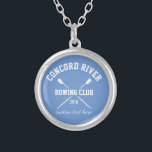 Collier Année personnalisée de nom d'équipe d'avirons de<br><div class="desc">Collier personnalisé d'aviron d'équipage comportant les avirons croisés et votre texte fait sur commande. Ajoutez votre nom de club, année, le texte fait sur commande (le nom de l'entraîneur, le nom du rameur, l'événement, etc.) fait une extrémité réfléchie du souvenir de saison, du cadeau de l'entraîneur ou du collecteur de...</div>
