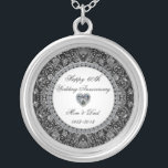 Collier Anniversaire de noces de diamant noir d'onyx<br><div class="desc">Les images d'un Digitalbcon conçoivent comporter un argent de platine et un thème noir de style d'onyx avec une série d'images, formes, motifs, styles et polices faits sur commande en ce collier plaqué par argent "noir un-de-un-aimable d'anniversaire de noces de diamant de style d'onyx". Cette conception attrayante et élégante vient...</div>