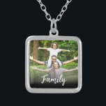 Collier *~* AP42 FAMILLE Photo Image Argent<br><div class="desc">CARRÉ NECKLACE (ID de recherche AP42 pour des conceptions similaires sur divers produits ) * Souvenirs energetiquement améliorés Conserver la mémoire famille de souvenirs. Téléchargez votre photo de famille. En ce moment, le texte dit "FAMILLE" Une zone de texte est disponible. Personnaliser Customiser la couleur de police, la taille de...</div>