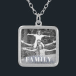 Collier *~* AP42 FAMILLE Photo Parties scintillant Argent<br><div class="desc">CARRÉ NECKLACE - PARTIES SCINTILLANT et lettres bloc blanc (ID de recherche AP42 pour des conceptions similaires sur divers produits ) * Énergétiquement Amélioré souvenir Garde mémoire famille. Téléchargez votre photo de famille. En ce moment, le texte dit "FAMILLE" Une zone de texte est disponible. Personnaliser Customiser la couleur de...</div>