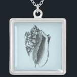 Collier Aqua Conch Shell<br><div class="desc">Dans cette image vive, vous pouvez voir en noir et blanc le style le plus naturel et unique de la coque Conch de près. Ce type d'art unique a l'ombre noire pour mettre en avant les bords rugueux de cette coquille de mer. Obtenez cette coque de conque avec un arrière...</div>