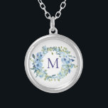 Collier Aquarelle botanique de couleur bleu vert monogramm<br><div class="desc">Un beau collier d'aquarelle botanique bleu vert monogrammé pour elle. Ceux-ci font de grands cadeaux de demoiselle d'honneur.</div>