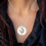 Collier Aquarelle florale attend maman<br><div class="desc">Célébrez le voyage vers la maternité avec notre magnifique design de fête des mères pour les futures mamans ! Cette charmante oeuvre présente une femme enceinte gracieuse dans un style délicat aquarelle, ornée d'un halo de fleurs rose et bleue, symbolisant la joie de l'anticipation. Avec des mains douces qui bercent...</div>