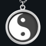 Collier argenté de pendentif de symbole de Yin<br><div class="desc">L'équilibre,  l'énergie et le bon feng-shui soient avec vous partout où vous allez avec ce cadeau du collier argenté de pendentif de symbole de yang de yin.</div>