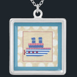 Collier Bateau à vapeur avec hélice et cheminées bleues<br><div class="desc">Tous à bord ! Chariklia Zarris a créé ce bateau à vapeur capricieux,  avec une hélice et des cheminées bleues. Si seulement c'était assez grand pour faire une croisière. Commandez une copie et mettez-la dans votre maison,  ou donnez-la comme cadeau à quelqu'un qui attend un enfant!</div>