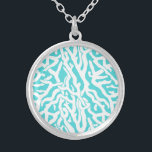 Collier Beach Coral Reef Motif Nautique Blanc Bleu<br><div class="desc">Ce joli motif nautique reprenant d'inspiration océan / plage ressemble à un récif corallien tissé complexe en blanc sur une plage - arrière - plan bleu. L'élégante motif de la barrière de corail est faite dans un style pochoir. La couleur bleue rappelle les mers tropicales claires et claires. Ce design...</div>