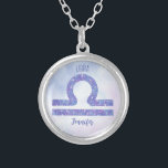Collier Belle Libra Astrologie Signe Personnalisé Violet<br><div class="desc">Ce joli collier de Libra violet et lavande présente votre signe astrologique du Zodiac dans une belle étincelle comme les constellations. Customisez ce cadeau mignon avec votre nom en écriture cursive pour quelqu'un qui a un anniversaire fin septembre ou début octobre.</div>