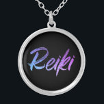 Collier Bijoux de Reiki de *~* avec le Vibe élevé de<br><div class="desc">collier de *Round avec un arrière - plan noir avec le mot "Reiki" dans un néon iridescent design.* de gradient Les maîtres de Reiki, les praticiens de Reiki et les étudiants de Reiki ne seront pas les seuls dessinés à ce collier renversant. Ce collier ferait un grand cadeau à quelqu'un...</div>