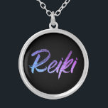 Collier Bijoux de Reiki de *~* avec le Vibe élevé de<br><div class="desc">collier de *Round avec un arrière - plan noir avec le mot "Reiki" dans un néon iridescent design.* de gradient Les maîtres de Reiki, les praticiens de Reiki et les étudiants de Reiki ne seront pas les seuls dessinés à ce collier renversant. Ce collier ferait un grand cadeau à quelqu'un...</div>
