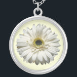 Collier blanc de marguerite de Gerbera<br><div class="desc">Un collier comportant une fin vers le haut d'image d'une marguerite de gerbera.</div>